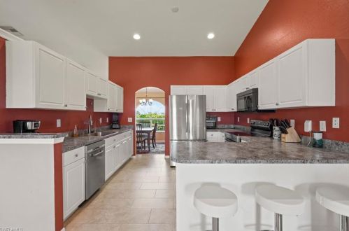 2208 5th Pl, Cape Coral, FL 33991-7735