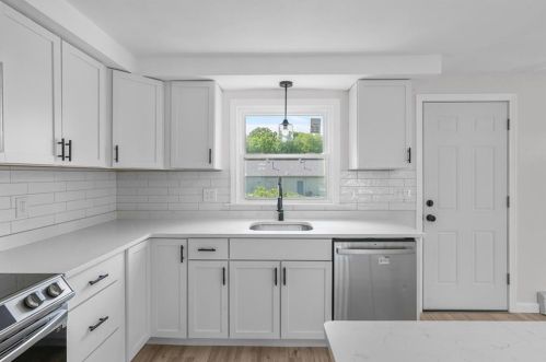 5 Baldwin Dr, Providence RI  02919-1512 exterior