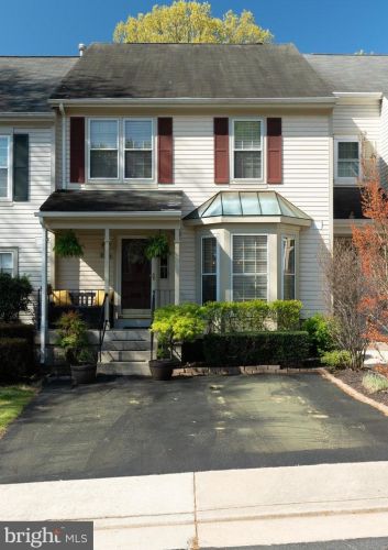 8213 Southwater Ct, Springfield, VA 22153-1920