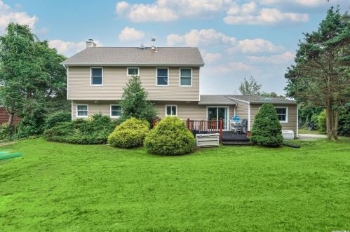 162 10th Ave, Holtsville NY  11742-2357 exterior