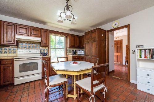 13 Dennison Rd, Essex CT  06426-1352 exterior