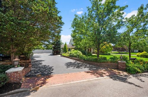 15 Old Pond Ct, West Islip, NY 11795-5125