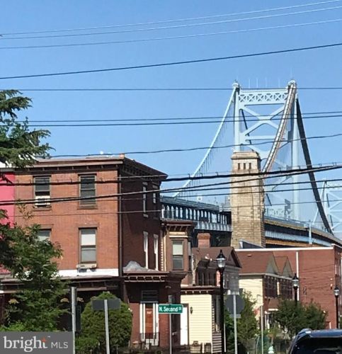 211 Elm St, Camden, NJ 08102-2037