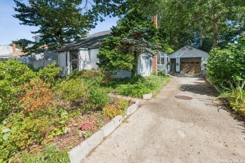 1351 Pine Dr, Bayshore, NY 11706-3821