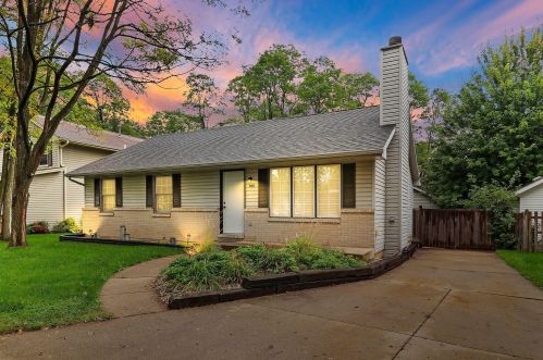 9207 8 Ave, Kenosha WI 53158-5242 exterior