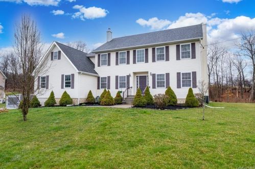 20 Little Brook Ct, Rock Tavern, NY 12575-5102
