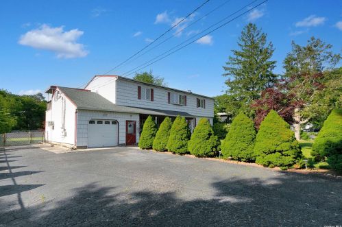235 Cedarhurst St, Islip Terrace, NY 11752-1401