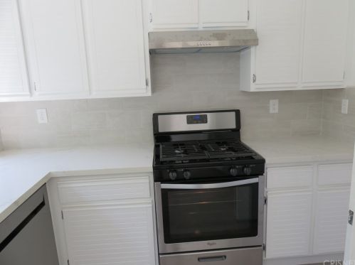 22540 Paragon Dr, Santa Clarita, CA 91350-1357
