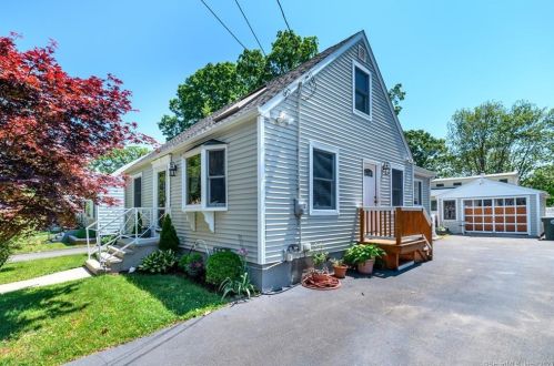 18 Eastern Pkwy, Milford, CT 06460-5001