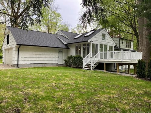 8 Tulip Tree Ln, Norwalk CT  06851-1409 exterior