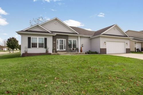 975 Wolf Ridge Rd, Hiawatha, IA 52233-7927