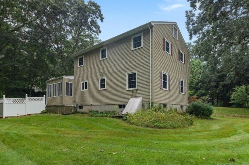31 Monticello Dr, East Lyme CT  06333-1230 exterior