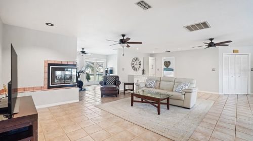 5904 Bayview Cir, Saint Petersburg FL  33707-3930 exterior
