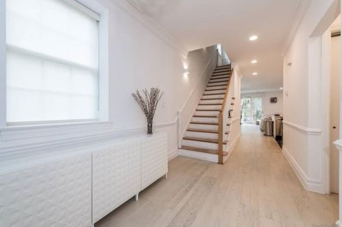 2 Portico Ct, Great Neck, NY 11021-2020