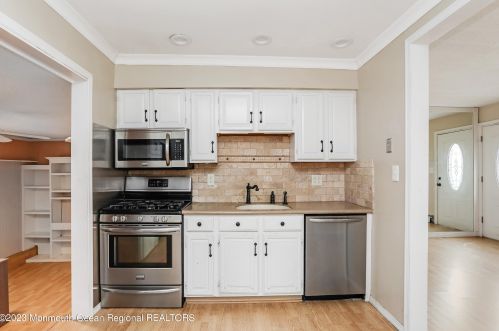 18 Hollywood Dr, Bricktown NJ  08723-3449 exterior