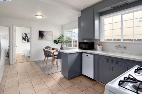 1451 Havenscourt Blvd, Oakland CA  94621-3627 exterior