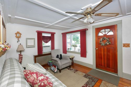 70 Baylawn Ave, Copiague, NY 11726-5002