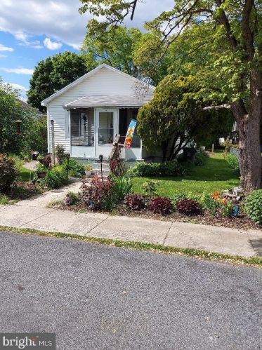 11 Parkside Ave, Downingtown, PA 19335-1964