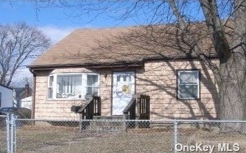 411 Kensington Ct, Copiague, NY 11726-4526