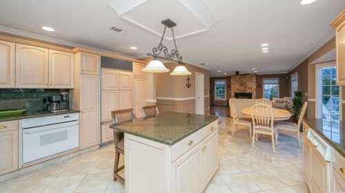 18 Drew Dr, Eastport NY  11941-1335 exterior