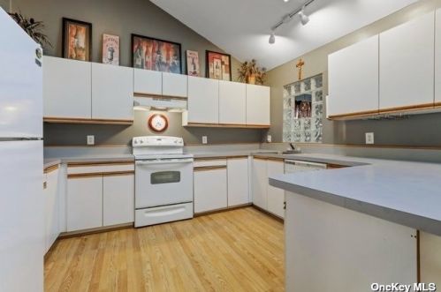 1597 Grundy Ave, Holbrook NY  11741-2108 exterior