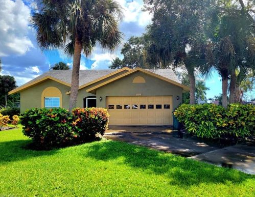 10221 Regent Cir, Naples, FL 34109-1595