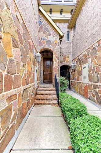 913 Brook Forest Ln, Euless, TX 76039-5265