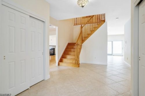 154 Seasons Glen Dr, Greystone Park, NJ 07950-1199