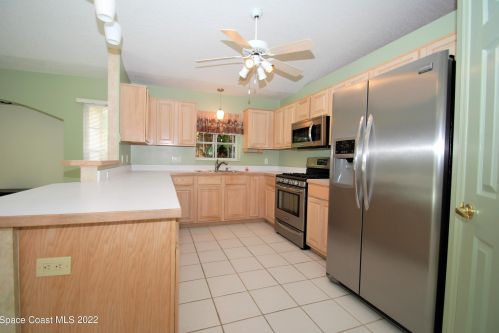 2440 Coral Ridge Cir, Melbourne, FL 32935-3629
