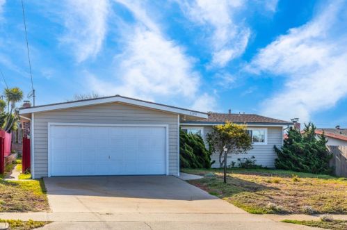 3194 Crescent Ave, Marina, CA 93933-2753