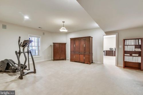 19228 Charandy Dr, Leesburg VA 20175-7215 exterior