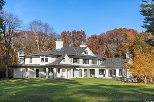 70 Bacon Rd, Westbury NY  11568-1503 exterior