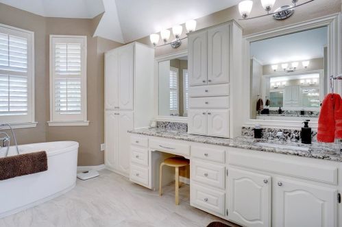 1305 Oak Dr, Lewisville TX  75028-3604 exterior