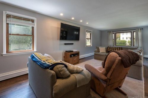 956 Huntington Rd, Stratford CT  06614-2736 exterior