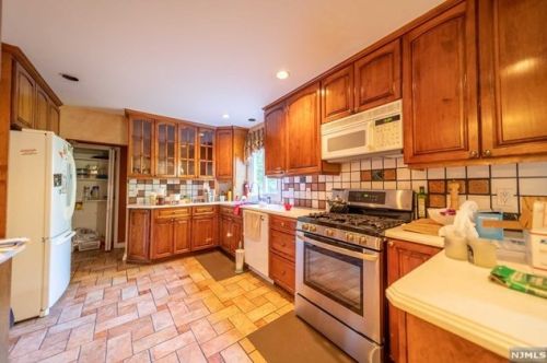 522 Closter Dock Rd, Closter NJ  07624-3130 exterior