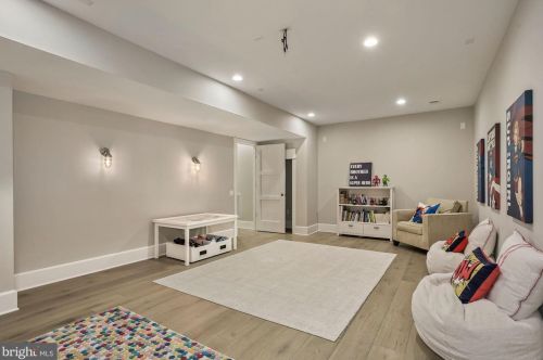 1044 Manning St, Great Falls VA  22066-1922 exterior