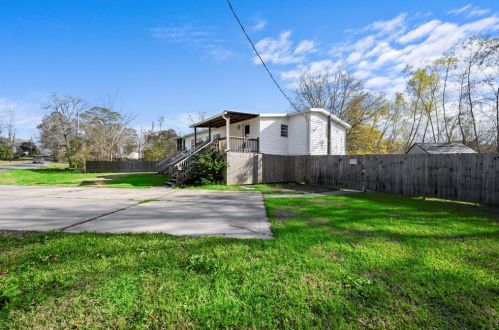 4820 Woodland Ln, Mont Belvieu, TX 77535