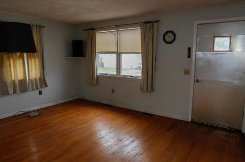 28 Manor Dr, South Kingstown RI  02882-5412 exterior