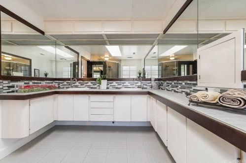 14639 Albers St, Van Nuys CA 91411-3713 exterior