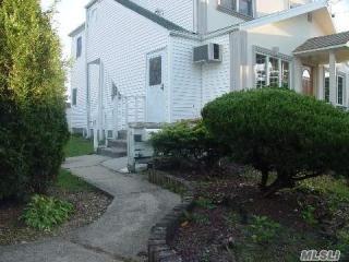42 White Oak St, Deer Park NY  11729-2125 exterior