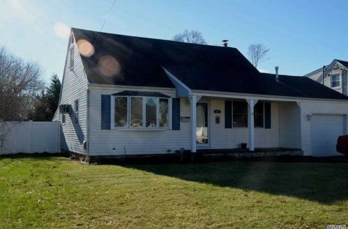 108 Greenwood Dr, Babylon, NY 11703-3413