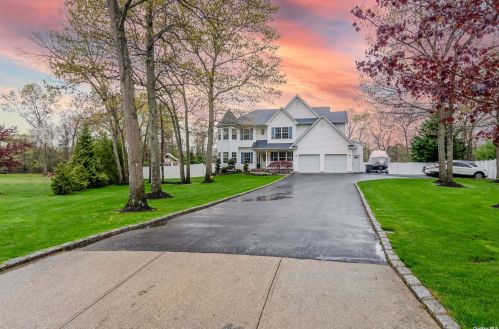 12 Winding Wood Ct, Mount Sinai, NY 11766-3319
