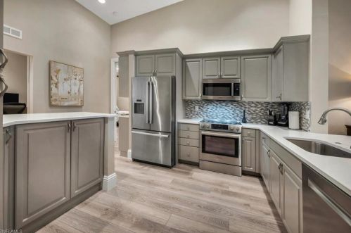 831 Sailaway Ln, Naples, FL 34108-0701