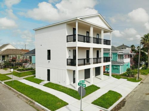 1302 13th St, Galveston TX  77550-8205 exterior