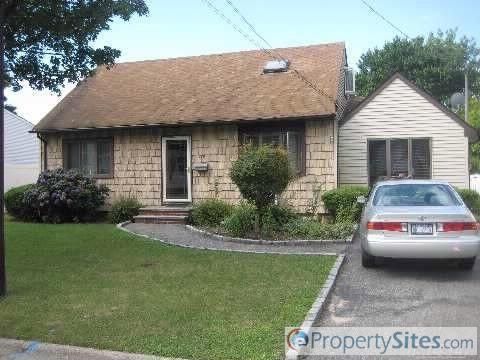 179 Monroe Ave, North Lindenhurst, NY 11757-4233