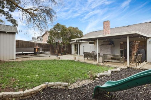 9020 Lismore Dr, Elk Grove CA  95624-2661 exterior