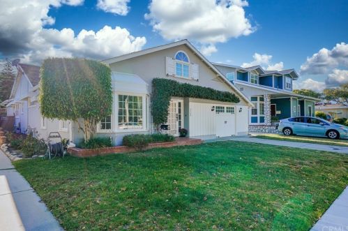2735 Studebaker Rd, Long Beach, CA 90815-1628