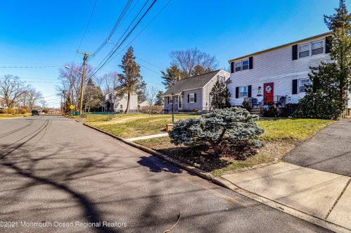 40 Irving Pl, Tinton Falls NJ  07724-1625 exterior