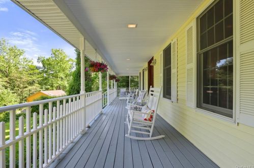 7 Douglas Dr, Lewisboro, NY 10590-2306
