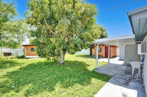 912 32nd St, Hialeah FL  33012-5040 exterior